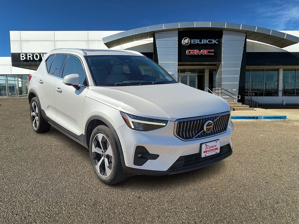 2023 Volvo XC40 B4 Plus Bright Theme - 0