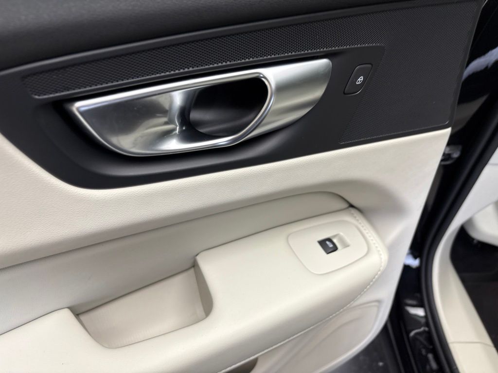 Thumbnail: 2024 Volvo XC60 - 20