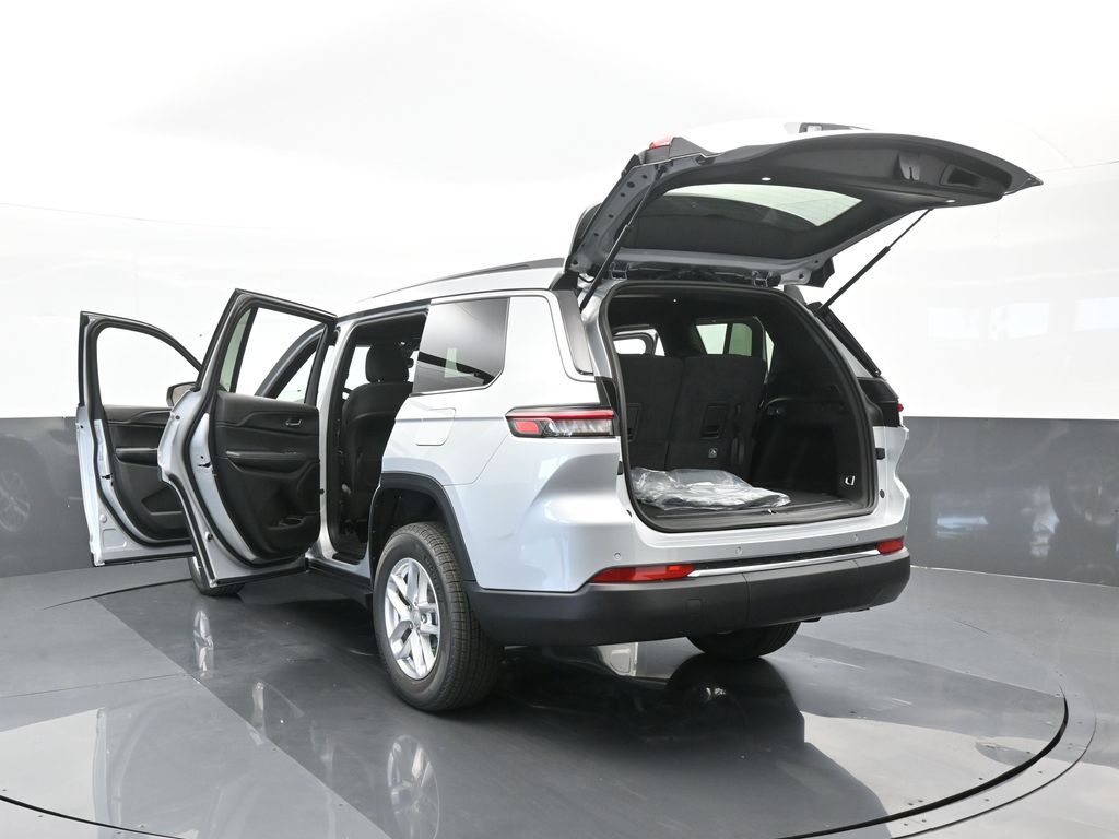 Used 2024 Silver Zynith Jeep Laredo image 67