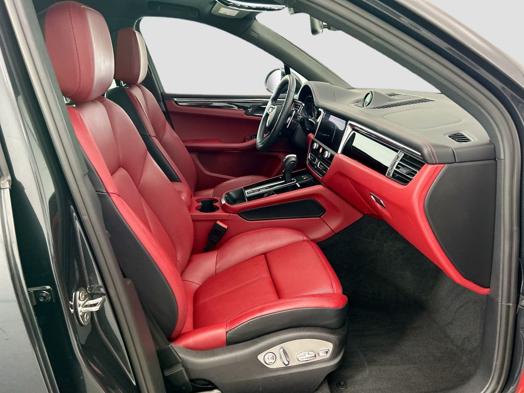 Thumbnail: 2025 Porsche Macan - 21