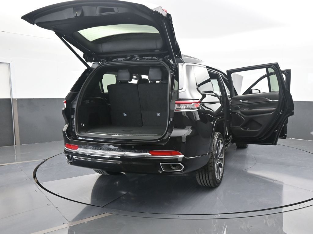 New 2025 Diamond Black Crystal Pearlcoat Jeep Overland image 72