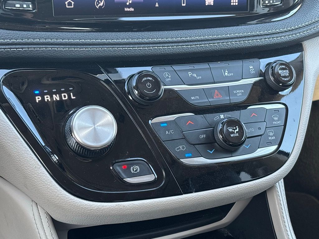 2023 Chrysler Pacifica Limited photo