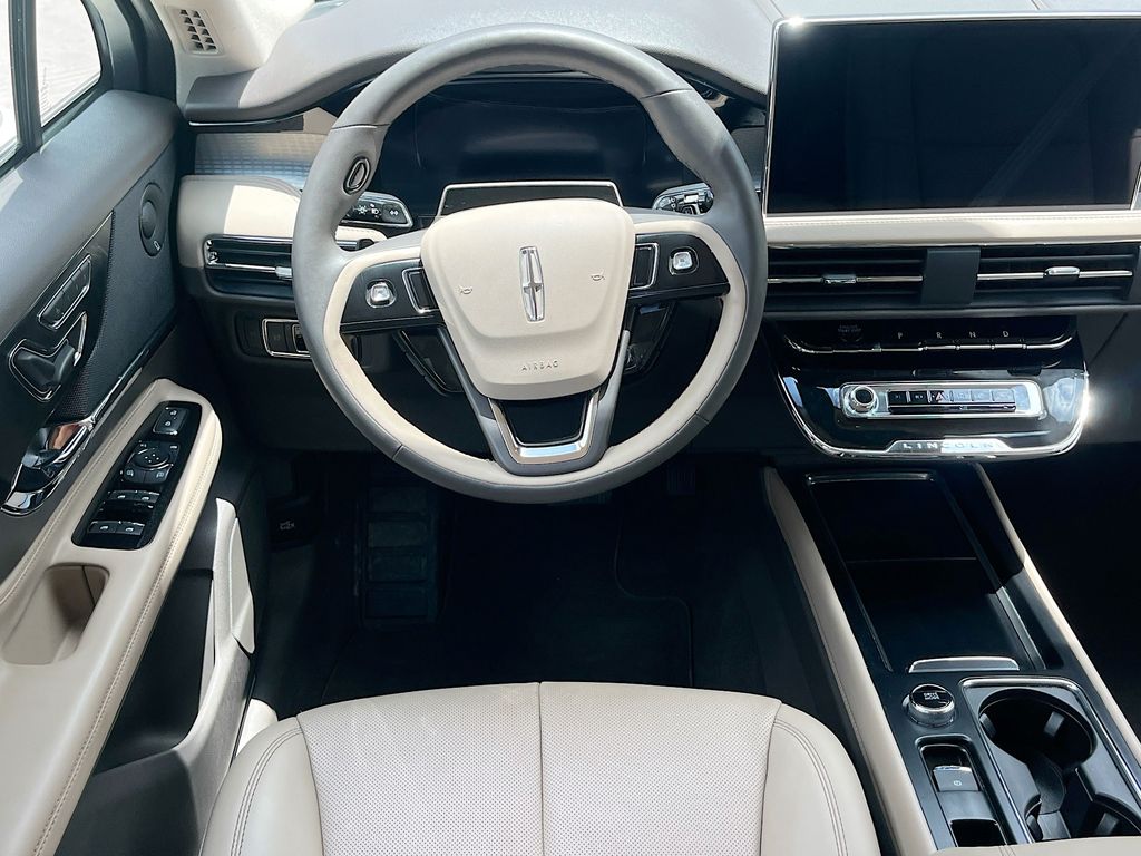 Used 2024 White Lincoln Premiere image 24