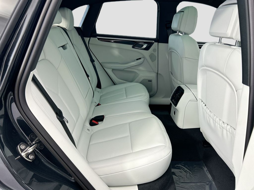 Thumbnail: 2026 Porsche Macan - 23