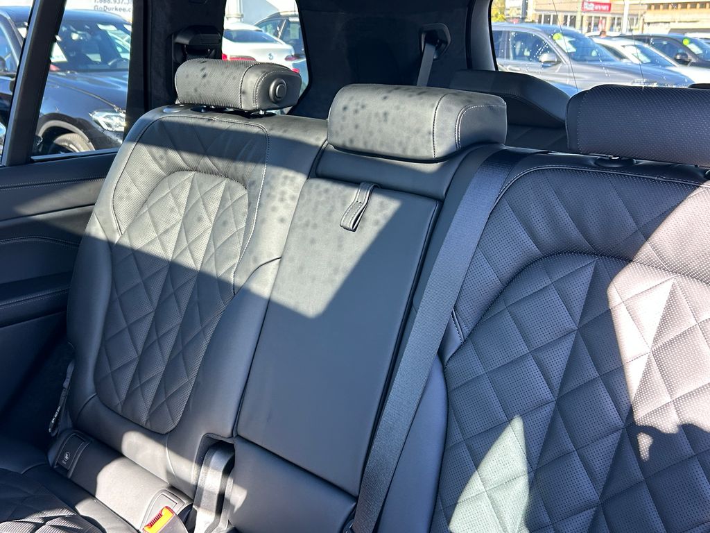 Thumbnail: 2026 BMW X7 - 32