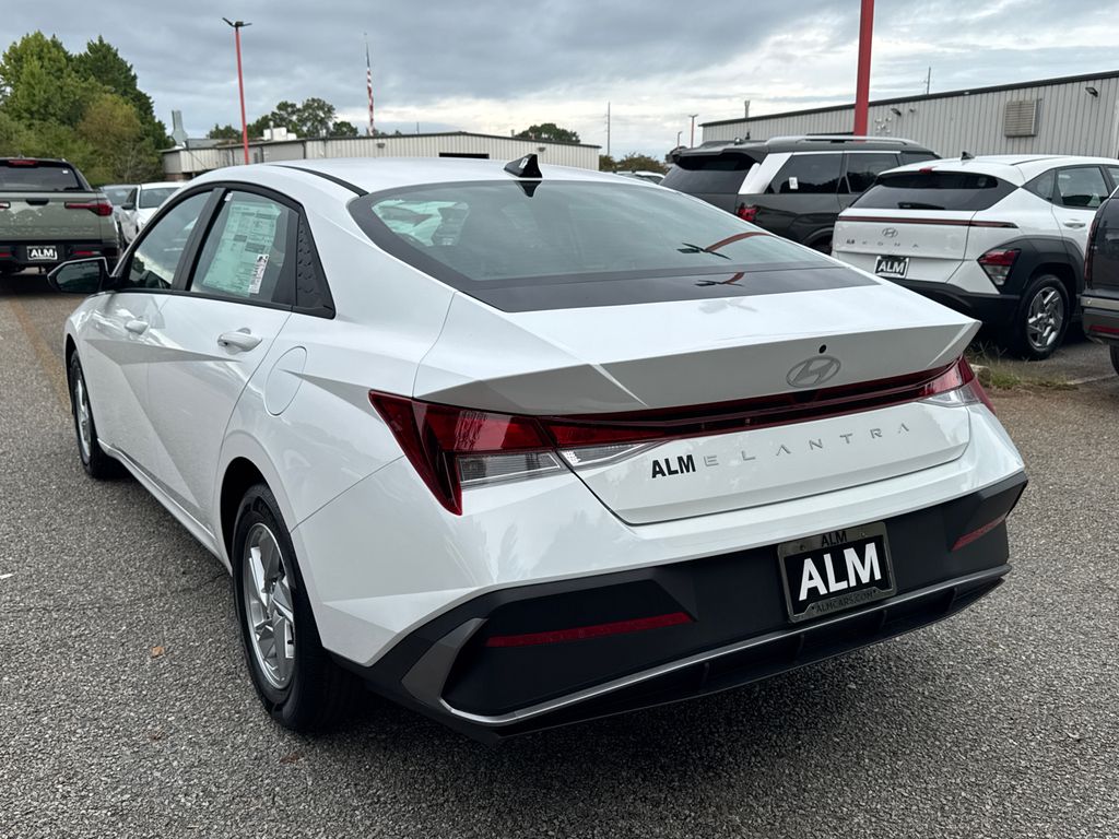 2025 Hyundai Elantra SE photo 3