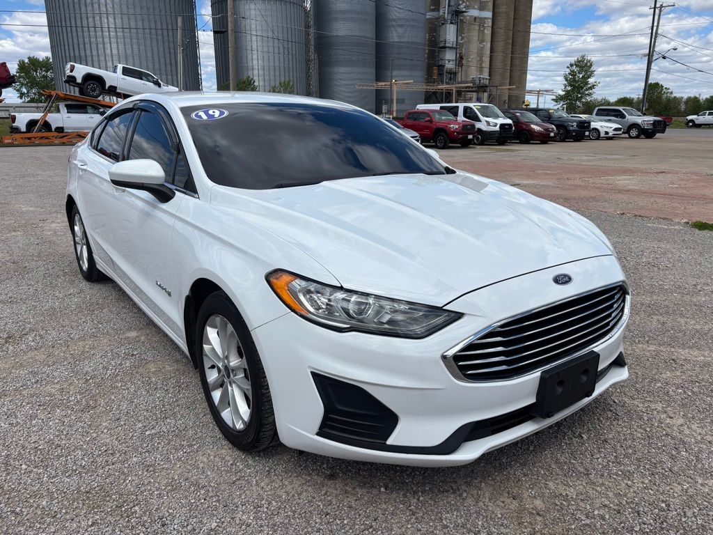 2019 Ford Fusion SE's photo