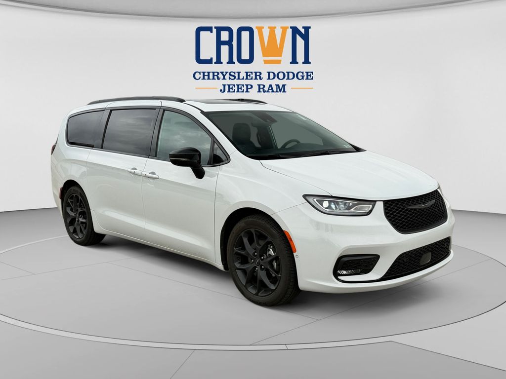 Bright White Clearcoat 2024 Chrysler Pacifica Minivan Front-Wheel Drive 9-Speed Automatic