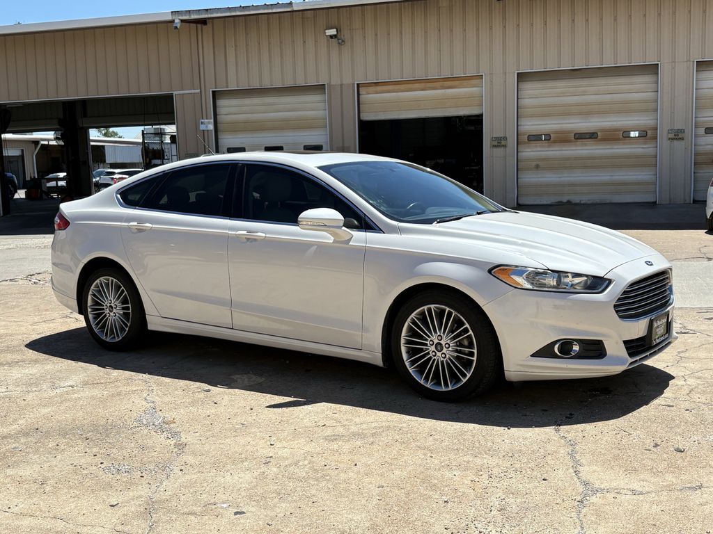Used 2015 White Platinum Clearcoat Metallic Ford SE image 3
