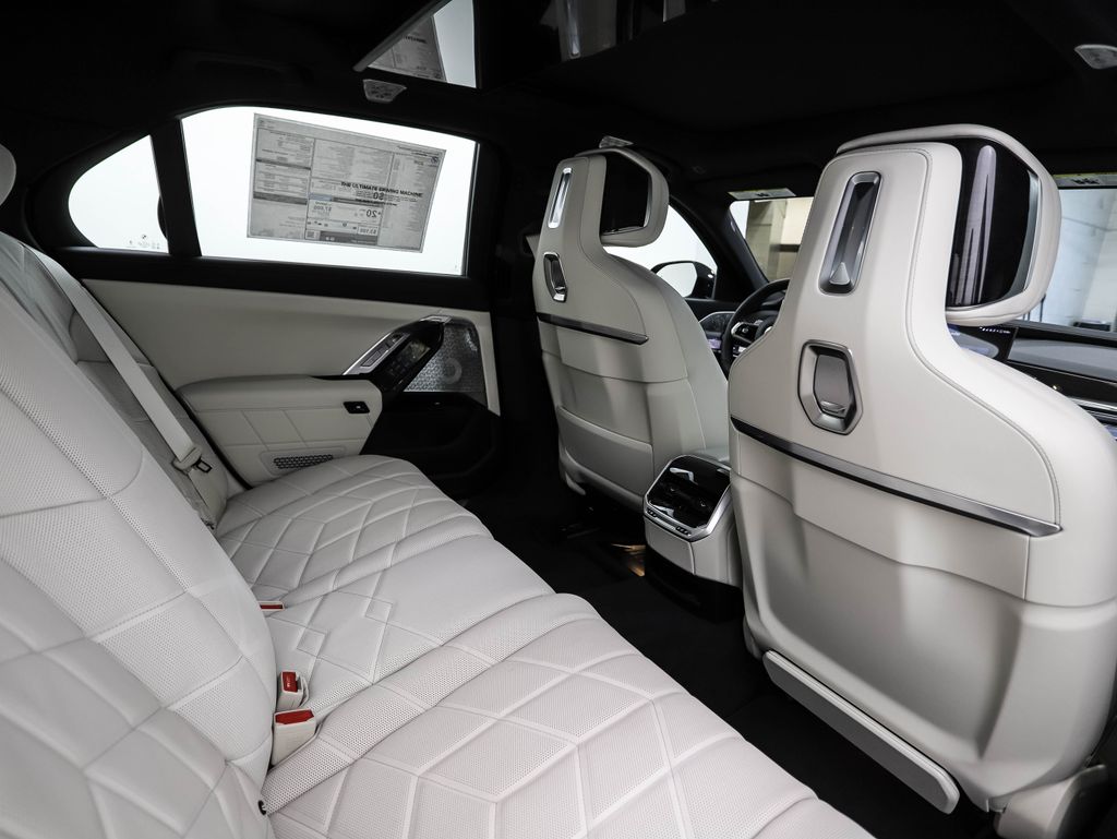 Thumbnail: 2026 BMW 7 Series - 27