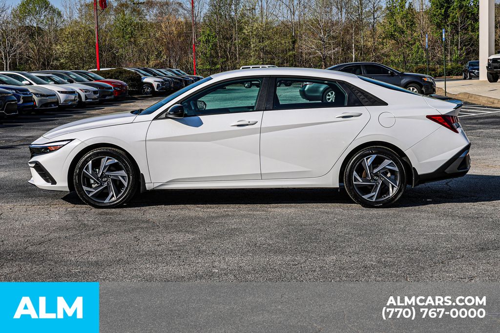 Used 2025 White Hyundai SEL Sport image 8