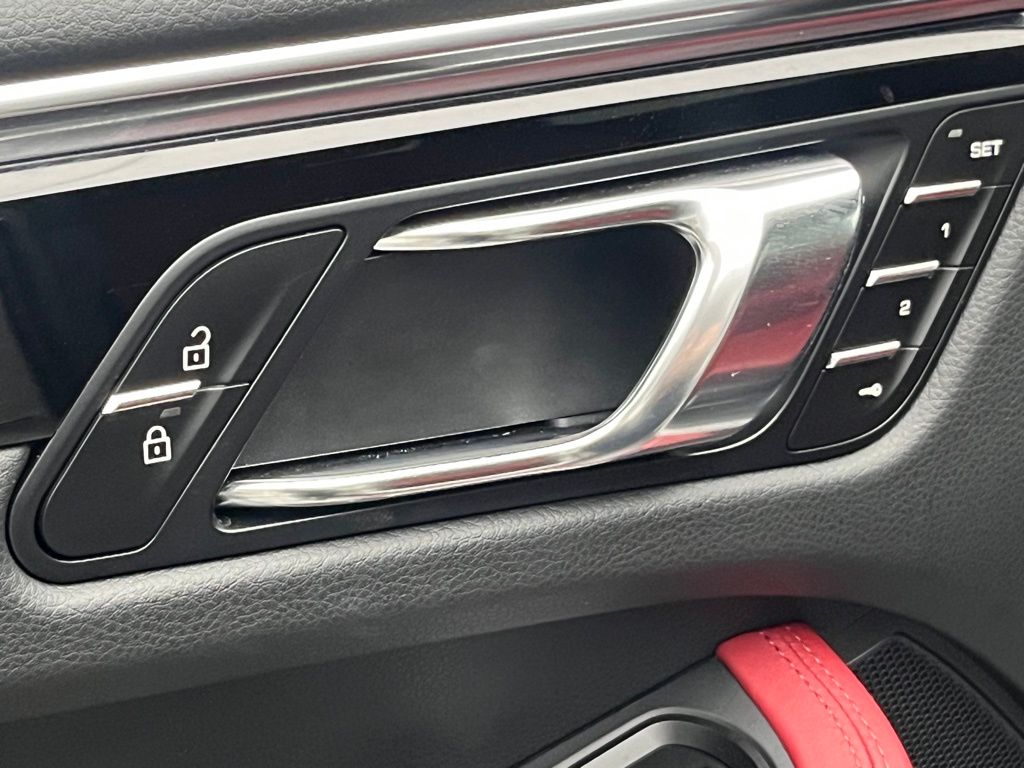 Thumbnail: 2025 Porsche Macan - 31