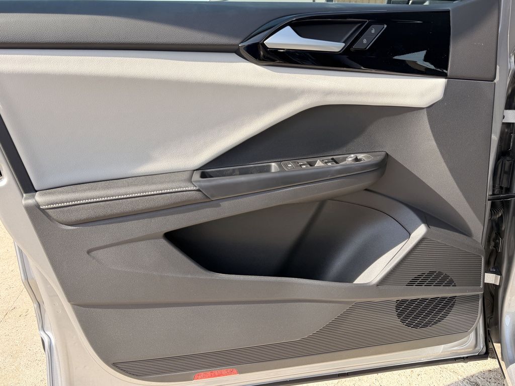 New 2026 Pure White Volkswagen 1.5T S image 10