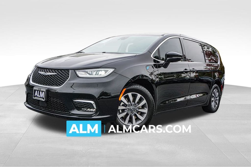 2024 Chrysler Pacifica PHEV Select's photo