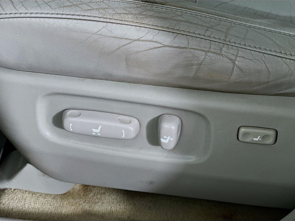 Used 2005 Black Lexus 330 image 21