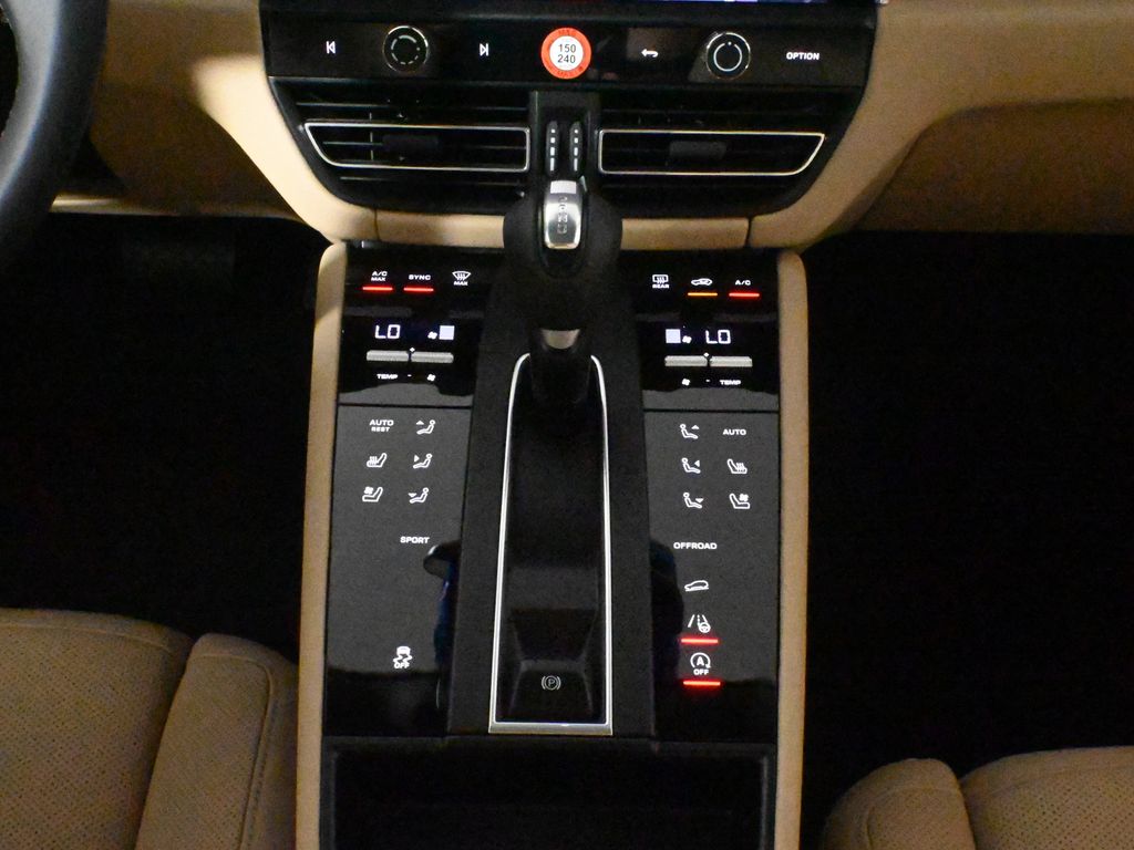 Thumbnail: 2025 Porsche Macan - 26