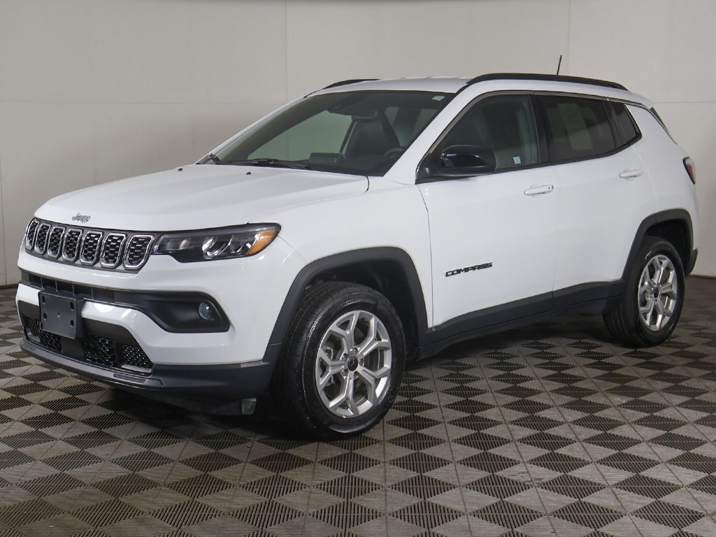 Used 2025 White Jeep Latitude image 7