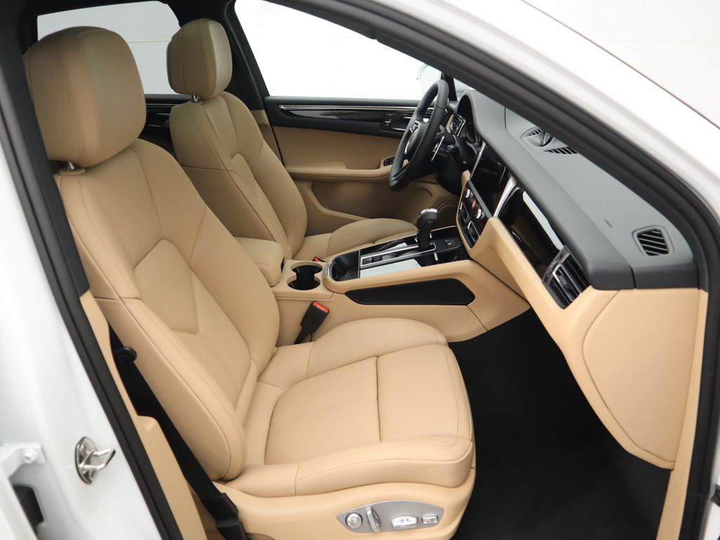 Thumbnail: 2025 Porsche Macan - 23