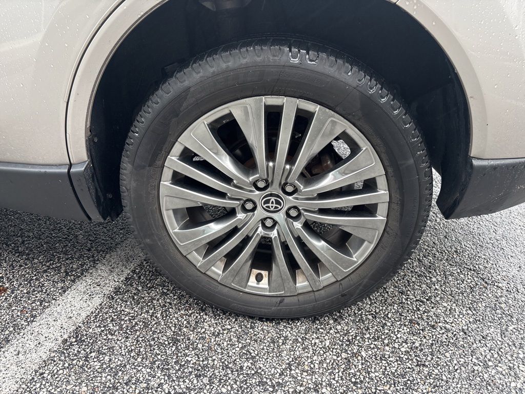 Used 2021 Silver Toyota XLE image 25