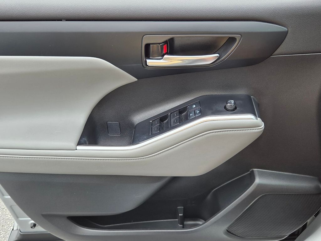 Used 2022 Toyota Highlander Hybrid SUV