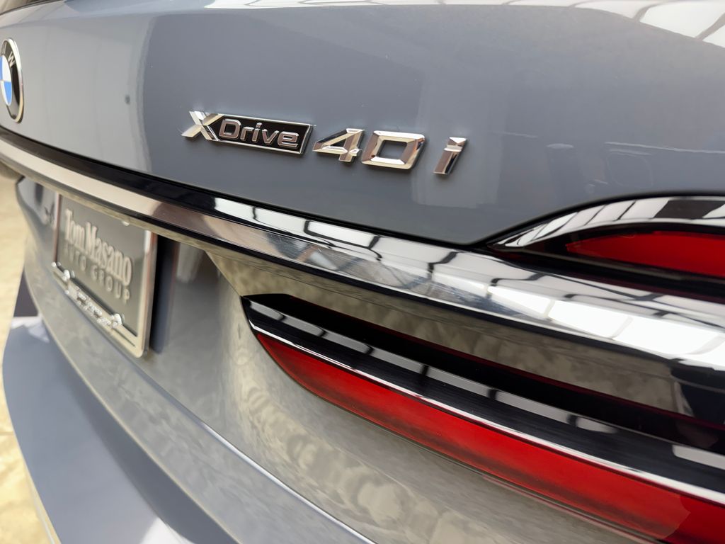 Certified Used 2025  BMW xDrive40i image 6