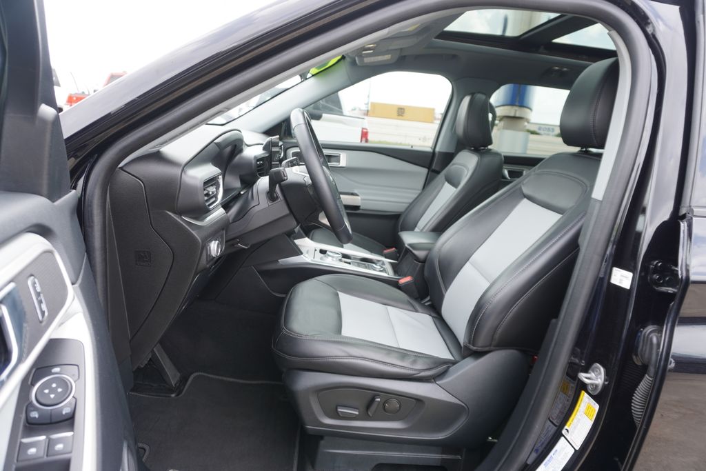 View vehicle photo 7