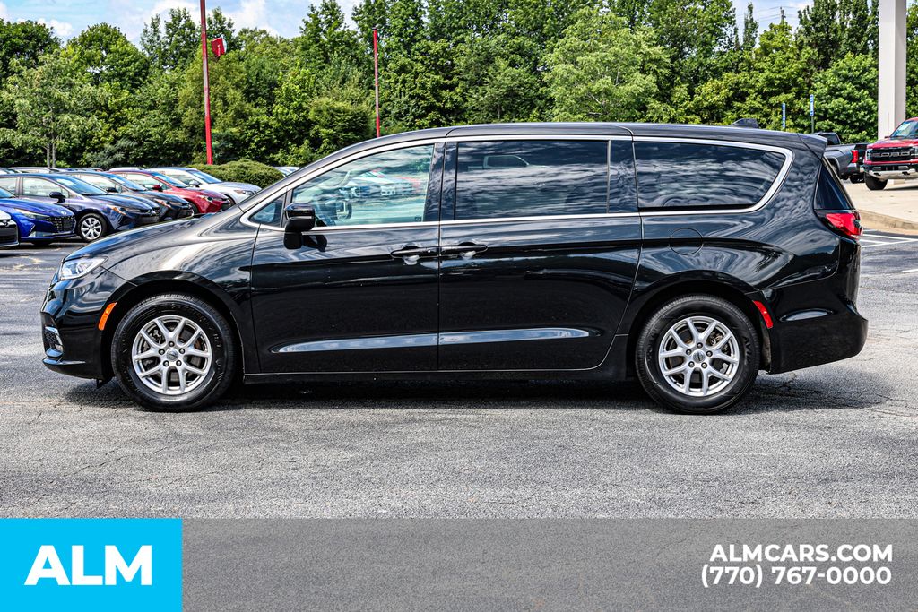 2023 Chrysler Pacifica Touring L photo 8