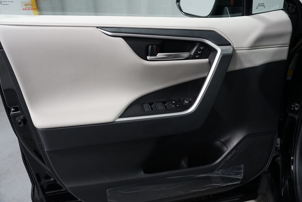 Thumbnail: 2025 Toyota RAV4 - 31