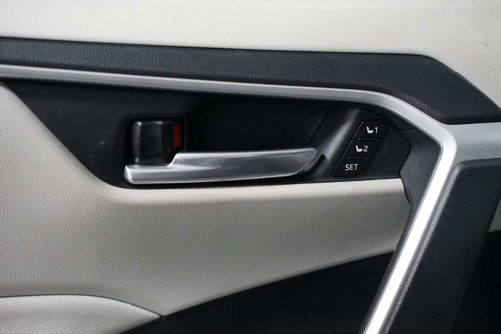 Thumbnail: 2021 Toyota RAV4 - 31