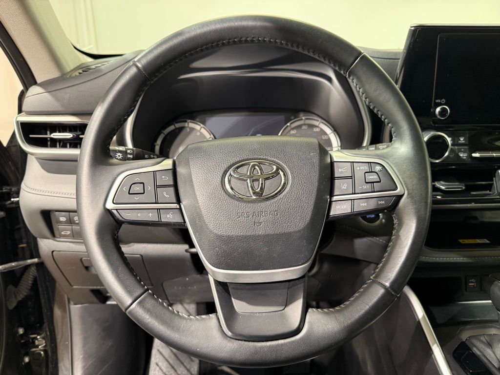 Thumbnail: 2023 Toyota Highlander - 25