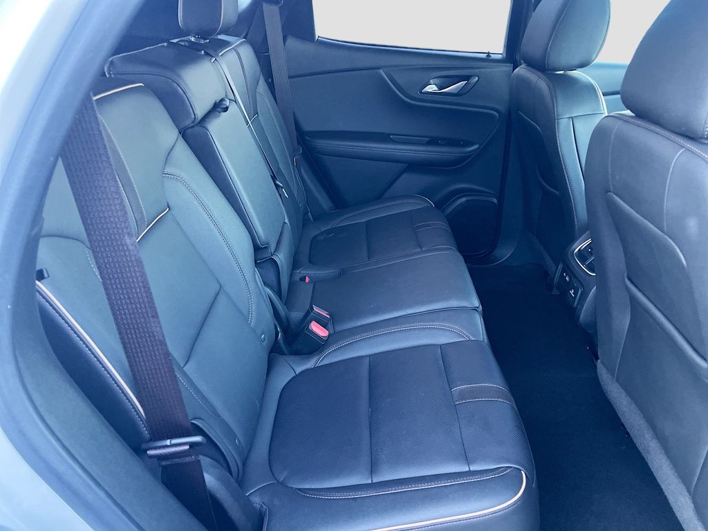 Used 2022 Iridescent Pearl Tricoat Chevrolet Premier image 27