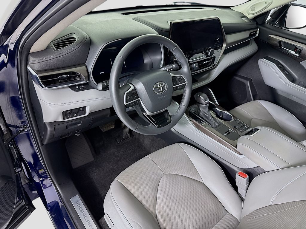 Thumbnail: 2024 Toyota Highlander - 9