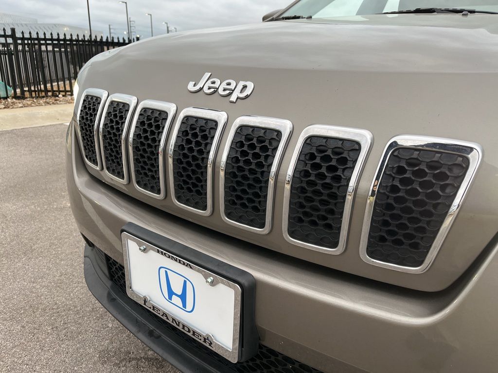 Thumbnail: 2021 Jeep Cherokee - 14