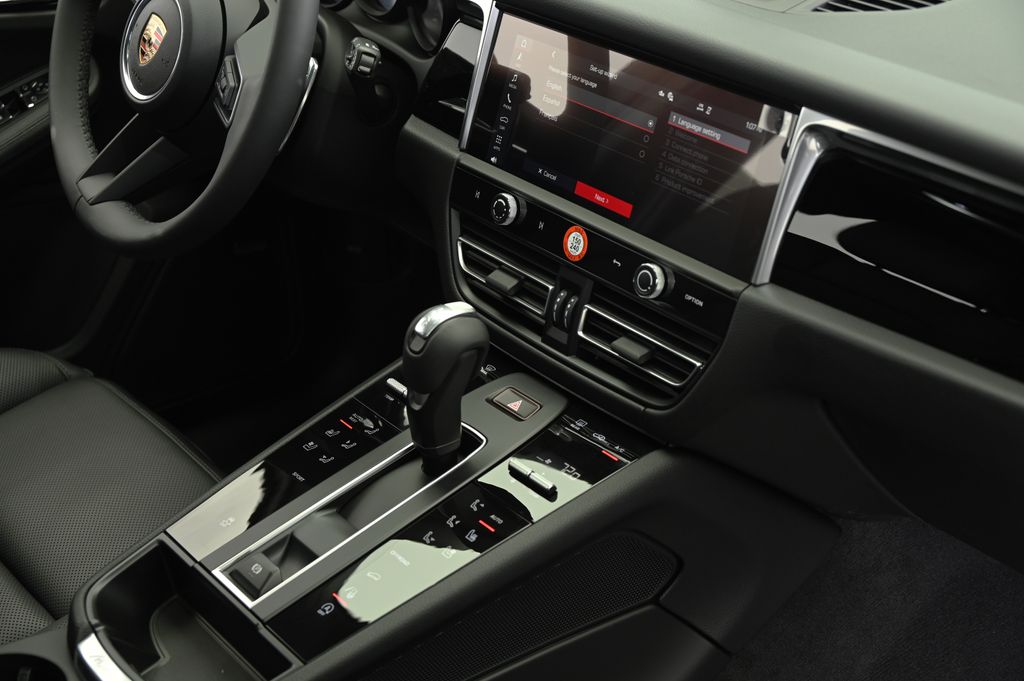 Thumbnail: 2025 Porsche Macan - 25