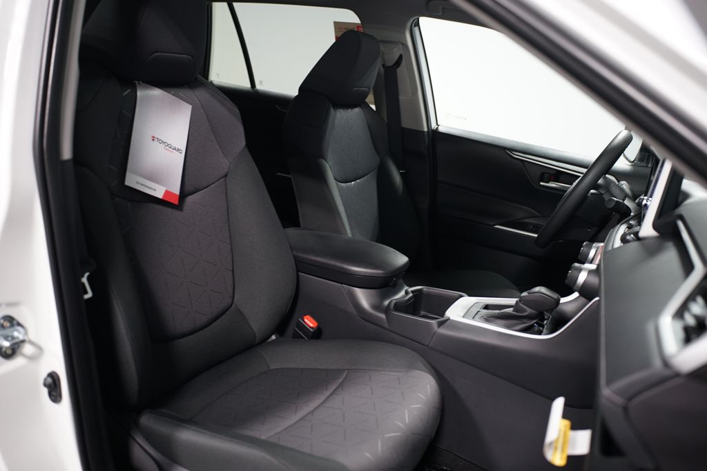 2025 Toyota RAV4 XLE 28