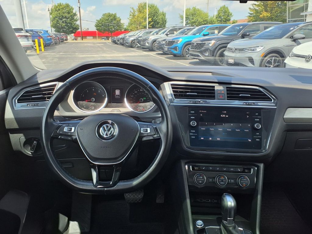 Used 2019 Platinum Gray Metallic Volkswagen 2.0T SE image 16