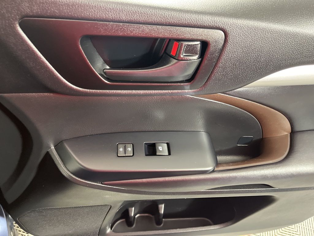 Thumbnail: 2017 Toyota Highlander - 19