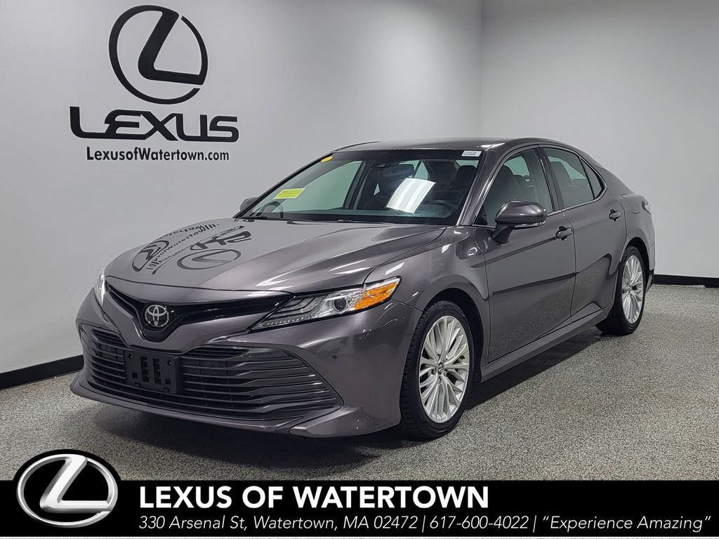2018 Toyota Camry Gris (Predawn Gray Mica) Sedán Tracción delantera 8 velocidades Automática