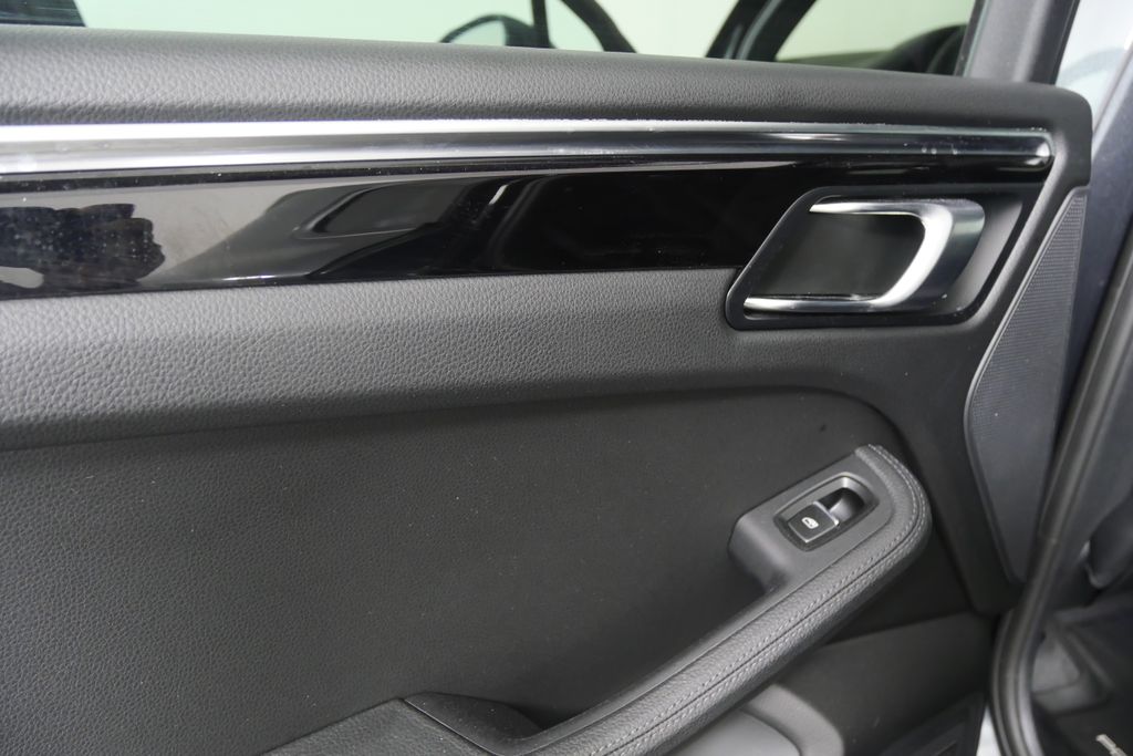 Thumbnail: 2020 Porsche Macan - 13