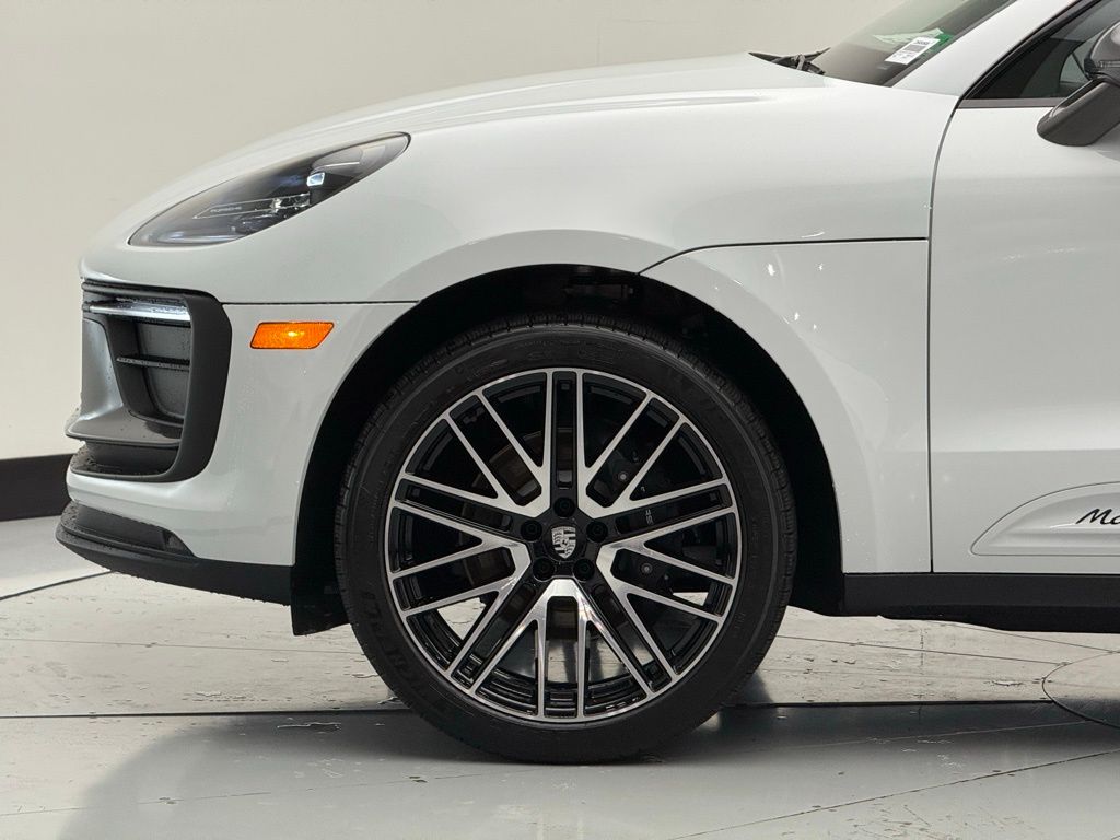 Thumbnail: 2026 Porsche Macan - 32