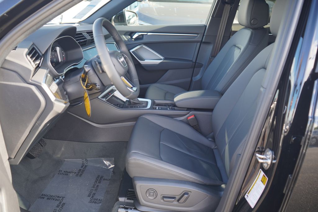 Thumbnail: 2025 Audi Q3 - 6