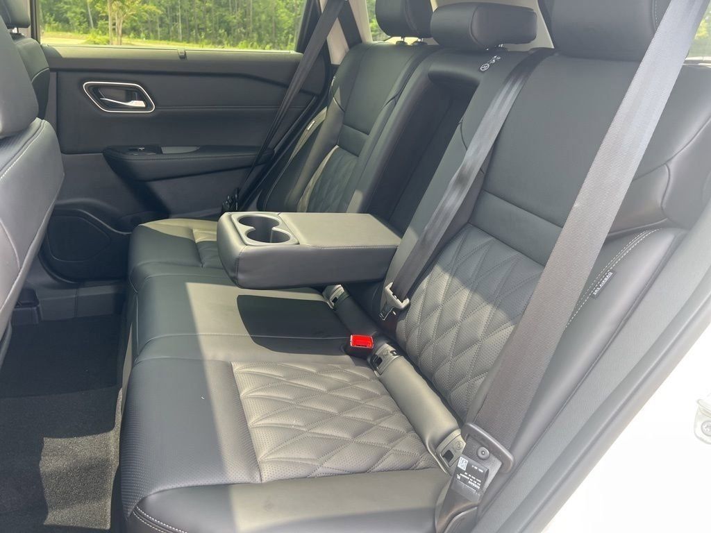 2025 Everest White Pearl/Super Black Nissan Rogue Platinum FWD SUV