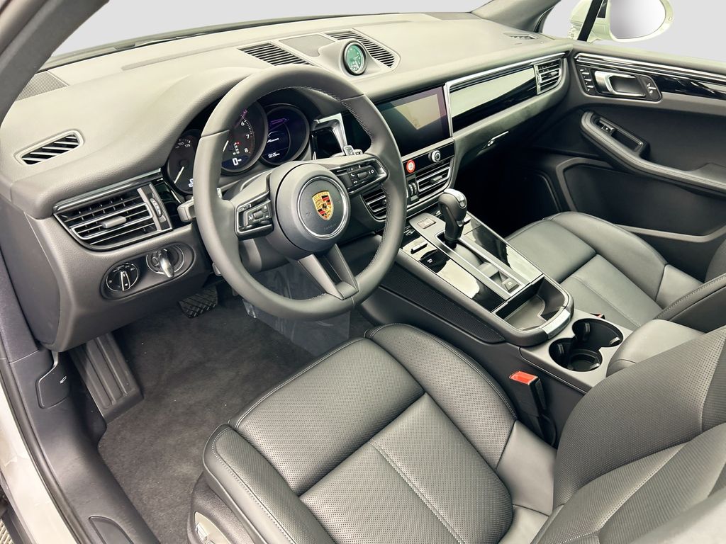 Thumbnail: 2026 Porsche Macan - 4