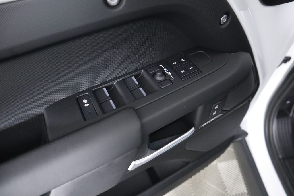 2025 Land Rover Defender 110 25