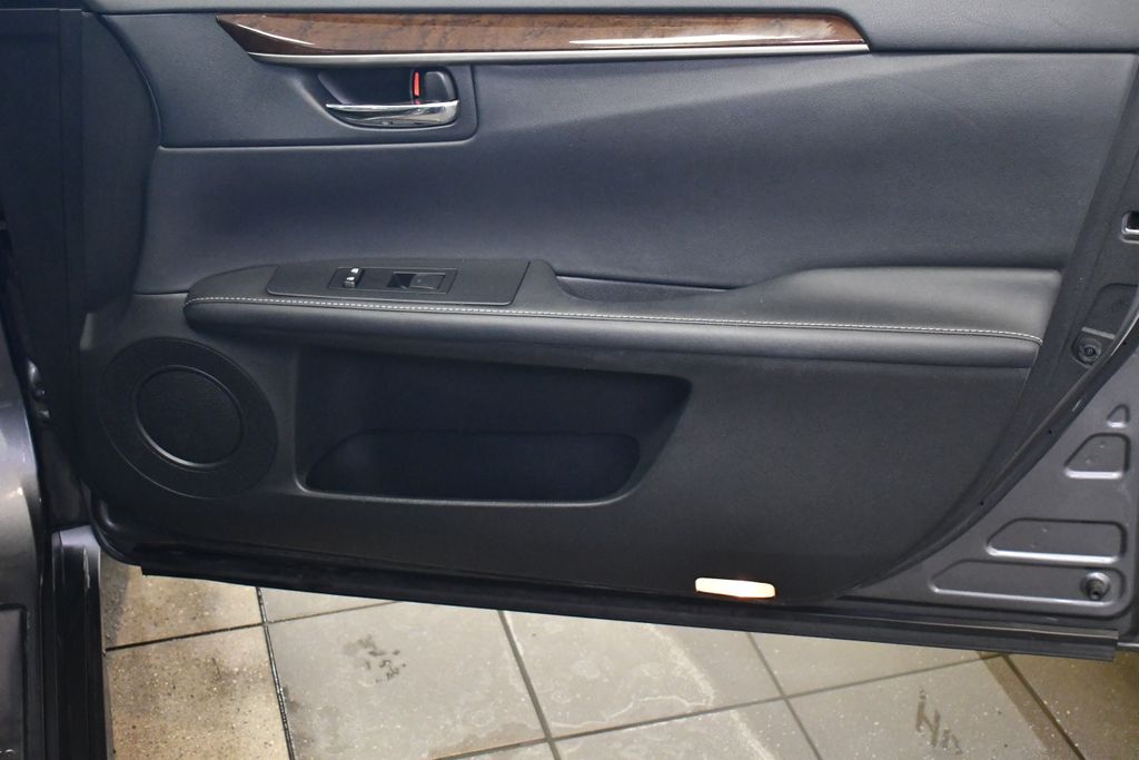 Thumbnail: 2013 Lexus ES - 30