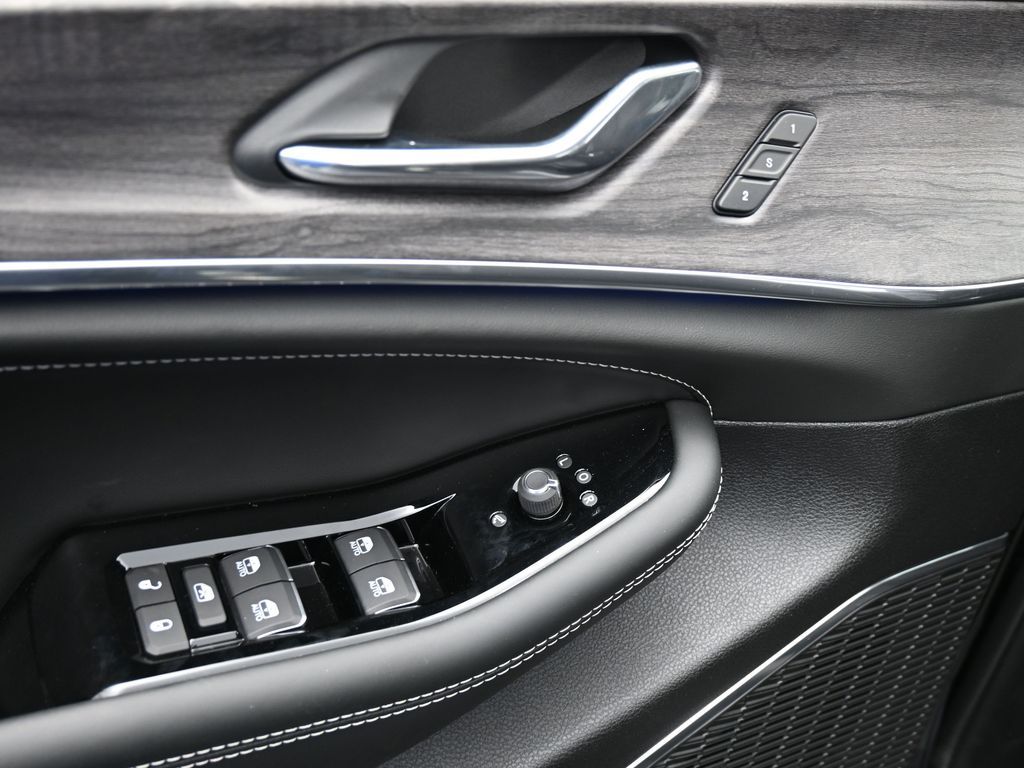 New 2025 Diamond Black Crystal Pearlcoat Jeep Overland image 29