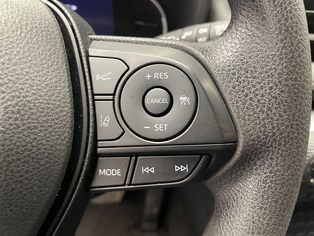 2023 Toyota RAV4 XLE 23