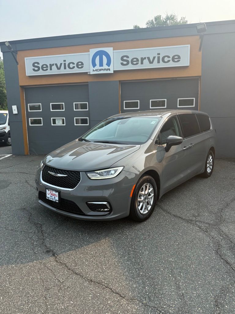 Ceramic Gray Clearcoat 2023 Chrysler Pacifica Minivan Front-Wheel Drive 9-Speed Automatic