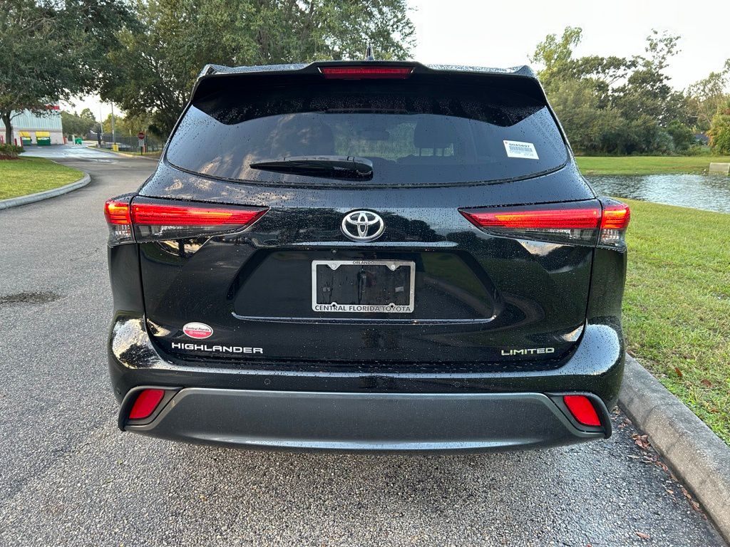 Thumbnail: 2023 Toyota Highlander - 4