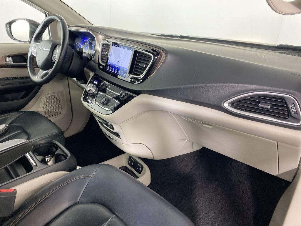 2017 Chrysler Pacifica Touring L 28